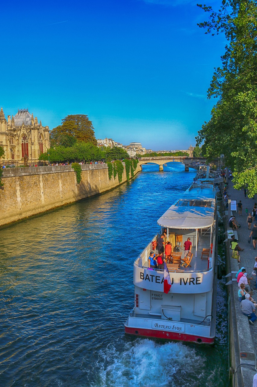 Le Bateau Ivre sur la Seine au pied de Notre-Dame
