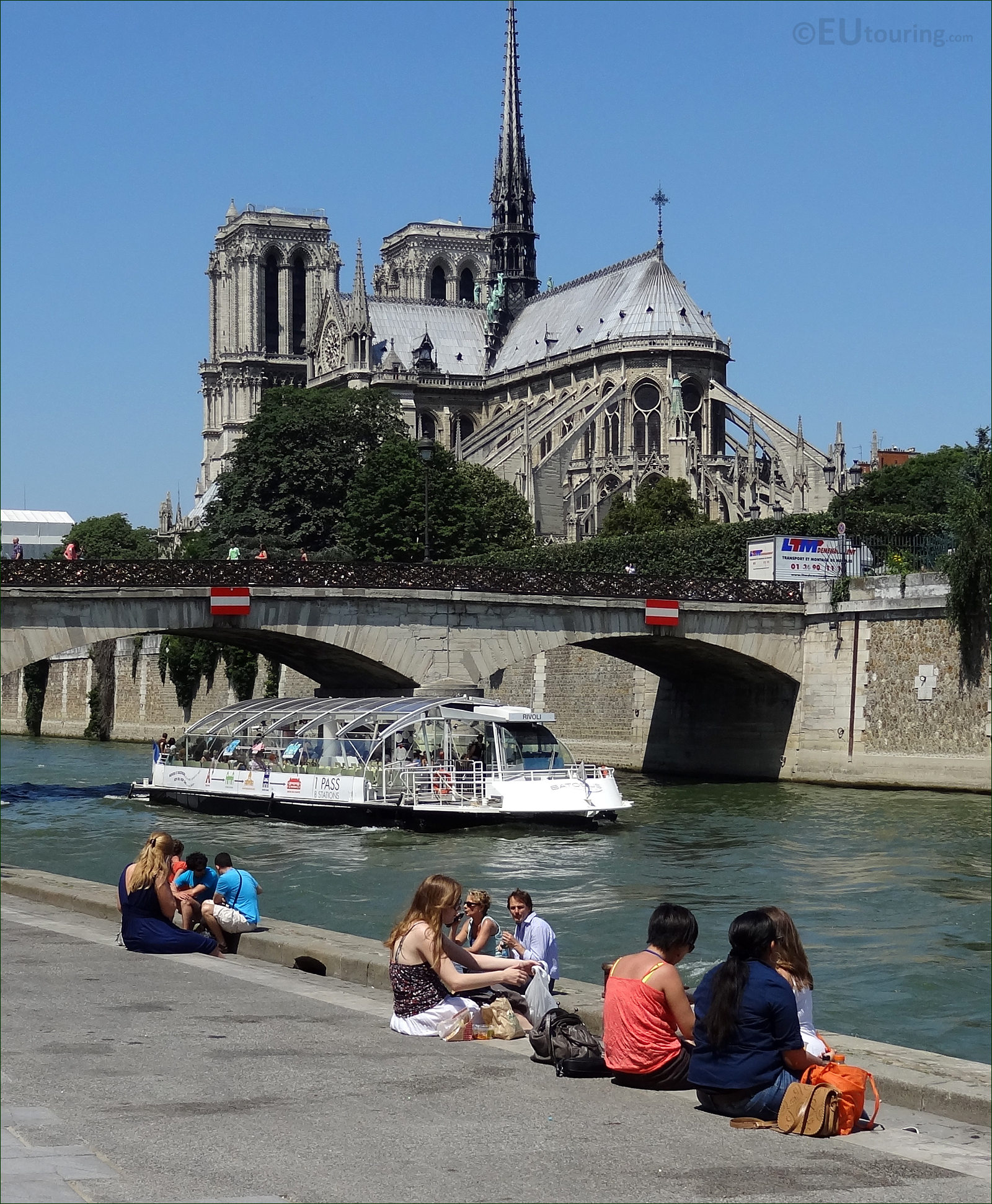 Batobus naviguant devant Notre-Dame