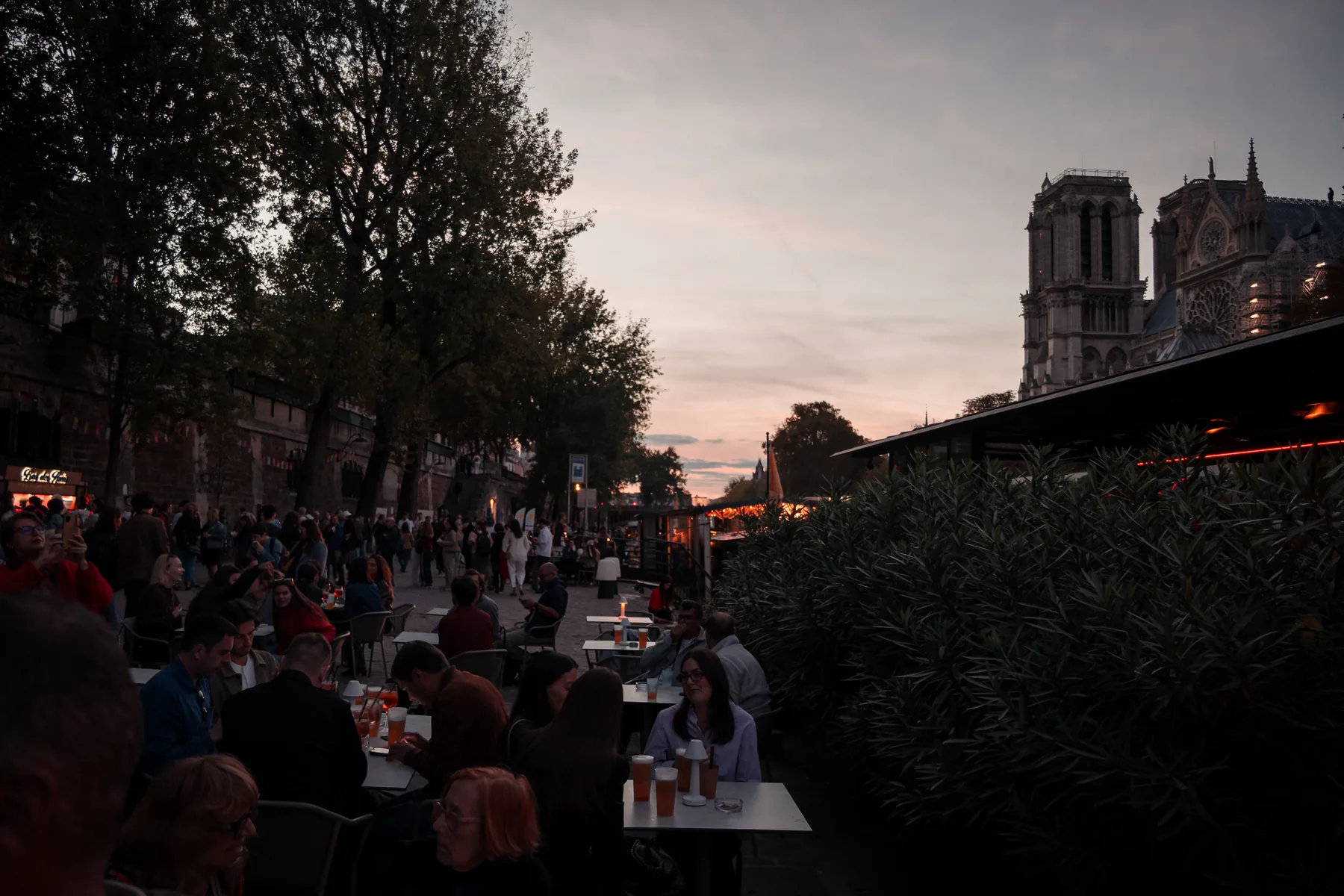 Le public sur le quai avec Notre-Dame en arrière-plan