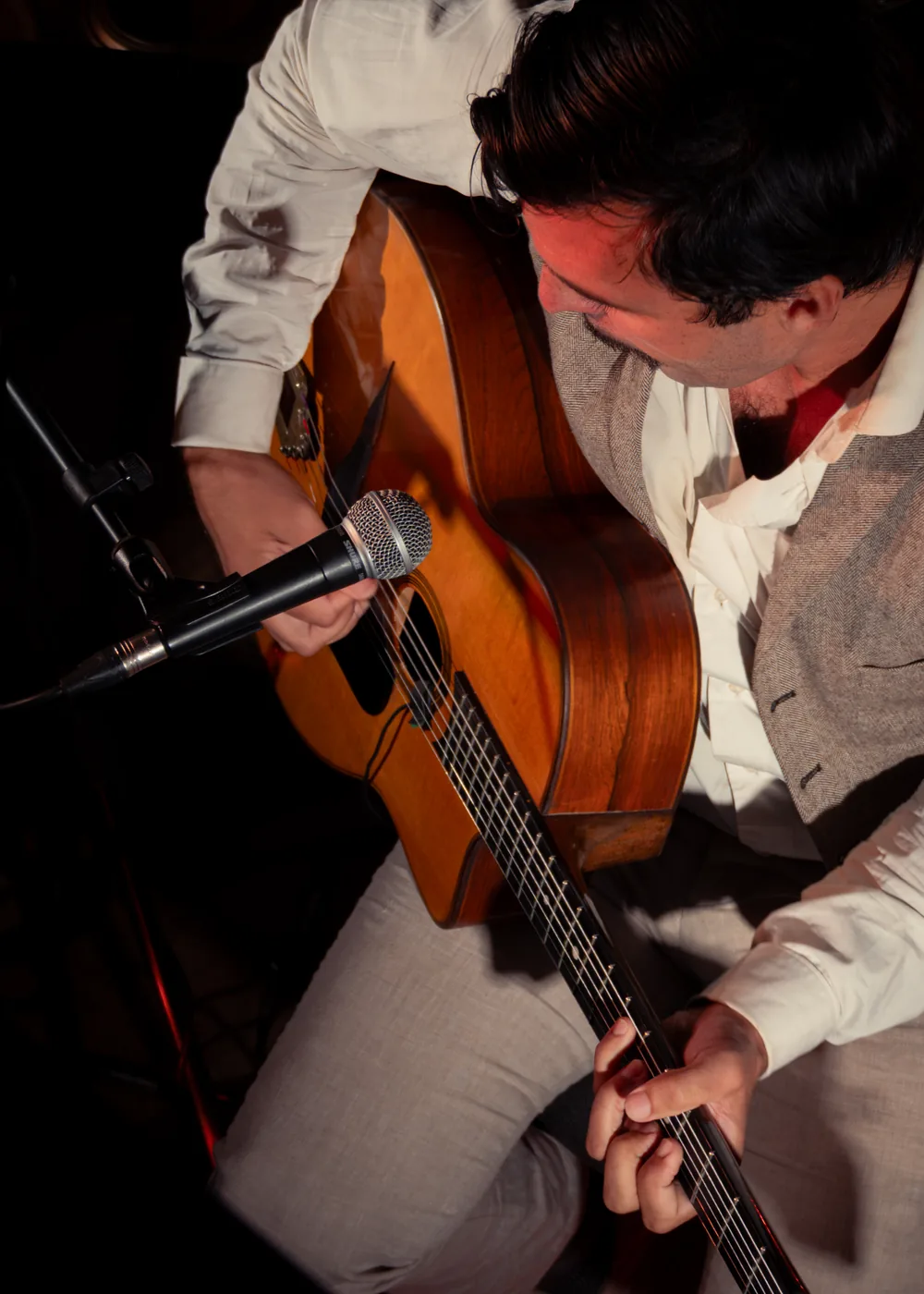 Un guitariste en concert à bord