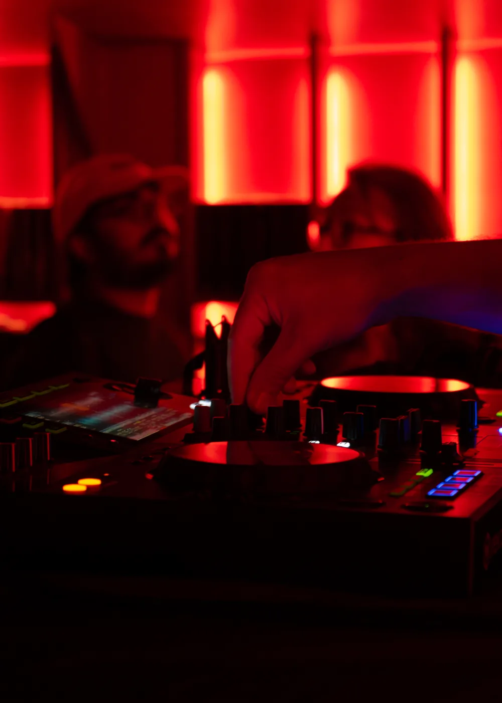 Le DJ set de la soirée dans une lumière rouge
